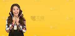 在牙医上少花钱。快乐的女孩拿着画笔在黄色的背景上。小孩拿着牙刷微笑。去牙医那里美白牙齿。牙医和牙科。