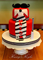 #婚礼布置#他是一个爱搞怪，爱玩的人吗？是的话，就为他准备一款搞怪小胡子的婚礼翻糖蛋糕吧~http://www.lovewith.me/share/detail/all/29793