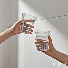 jimeng-2025-08-04-9174-生成一张16_9电商海报，产品为塑料杯手持展示，左右手各持一只塑料杯，背景是白色