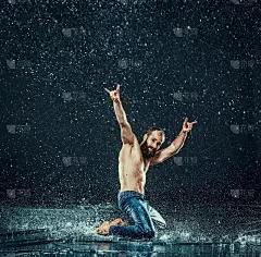 水中的霹雳舞男