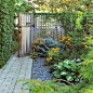 一个围栏和精心挑选的植物是一个很好的方式来添加到一个院子的隐私。 更好的家园和花园
