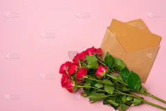 玫瑰花束和信封俯视图