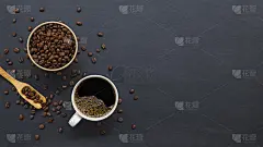 旧黑木桌的背景上放着热咖啡和豆子。创建问候，卡片，杂志，封面，海报和横幅等文本空间的模型和模板。前视