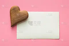 粉红色背景上的空白贺卡和爱心。