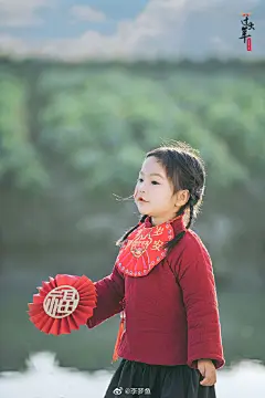 欢欢喜喜过大年 { 腰果 }
眼看就是大年三十了，家家户户都在清扫准备。
我和小闪电妹妹置办起新年表演的物件，一起排练着～舞龙、唱曲、相声……全村的喜庆节目，当然也有我俩的一份！
我们迎着立春的暖阳，在希望的田野上奔跑，感受新年的美好祈愿。
㊗️各位大大～健康吉祥、年年有鱼 ​​​​...展开全文c