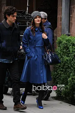 莉顿·梅斯特 (Leighton Meester)

大衣品牌：Tibi



       宝蓝色大衣的下身呈裙摆式，可爱的小尖领让“Queen B”看起来像个十足的妙龄少女！


了解更多 http://fashion.haibao.com/article/190234_18.htm#ixzz3PEkOVL00海报时尚网