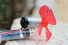 直流电动机与塑料螺旋桨附在其轴和注射器的伸缩运动