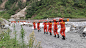 2022年9月5日，四川森林消防总队甘孜支队消防员在泸定县磨西镇青岗坪村转移伤员。新华社发（程雪力 摄）