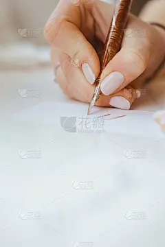 手写的名片上写着手写的字母