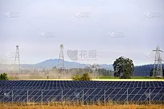 美国北美农村农田的太阳能电池板农场和电网