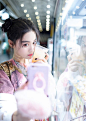 【高清：张馨予扎可爱双丸子头 演绎时尚少女风】今日，张馨予曝光一组少女感十足的写真，照片中，张馨予头扎双丸子头，身着粉色系宽松长裙，搭配一件白色小外套，可爱不失时尚感，裙装上的小猫花纹更是栩栩如生，十分有活力。据悉，张馨予私下就是一个热爱小动物的女孩，粉丝们也特别亲切的称呼她为“猫猫”，这次写真很好的用到猫猫元素，成功地演绎了时尚少女风。壁纸 明星 美女 女神 服饰 妆容 编发 长发 写真 画报 摄影《魔卡行动》《思美人》《边城浪子》《重生之名流巨星》《奋囧》《只因单身在一起》《班淑传奇》《武则天》《半妖
