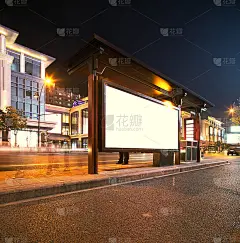 晚上公共汽车站的空白广告牌
