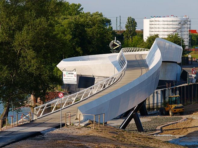 优雅的白色弧形大桥 Ölhafen Br...