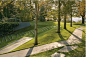 2017 ASLA 居住设计荣誉奖: 抽象形态的住宅景观，纽约 / HOLLANDERdesign Landscape Architects : 石砌的路面衬托着银杏树的落叶，带来一种亚洲式的美感