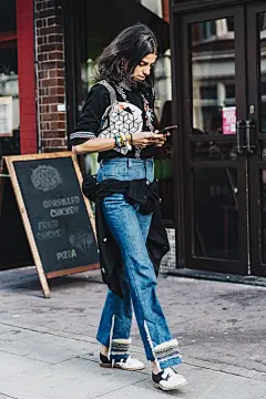 【最新图片】颜值不够品味来凑！Bloggers' Pick博主珠宝匣之Leandra Medine：想要Get她的穿搭精髓，这些珠宝你需要准备_海报时尚网图片库