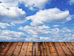 明亮的蓝色天空和木地板