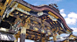 京都二条城——屋檐上明艳的金色与深色的建筑木构件相互映衬，显现出当年德川将军的富有和府邸的华贵。这与京都的手工业和城市的民间工艺传统是分不开的，建筑传统的积淀和装饰的运用已经成为一种必要的自然程序，往日的金色随处可见。