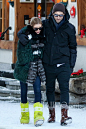 当地时间1月2日，奥利维亚·巴勒莫 (Olivia Palermo) 和老公Johannes Huebl在瑞士滑雪胜地Gstaad享受新年假期。