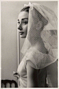 美剧《了不起的麦瑟尔夫人》开场的婚礼上，女主Midge穿的这件婚纱灵感来自1957年Fancy Face中 Givenchy为Audrey Hepburn设计的洛可可风的婚纱，这件婚纱的腰线偏低，是五十年代晚期的腰线流行，当时在时装界开始出现许多的娃娃裙的设计，而头纱的部分除了斗篷帽，另外借鉴了洛可可时代的裙子背后的华托 ​​​​...展开全文c