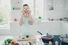 成年厨师女友的照片是谁的行为像孩子，尽管她的年龄，而烹饪她的丈夫晚餐
