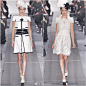 Chanel S/S 2009 Haute Couture｜十年前的这季高定系列绝对是多数人之于Chanel时装时刻的经典记忆，纯白的秀场，纯白的山茶花，纯白的套装，从秀场布置到服装设计皆以折纸工艺为灵感的一季，完美无瑕～ ​​​​