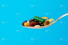 以红心为汤勺的七彩医疗保健品和药丸，药学心脏病药物为心脏保健疾病的理念