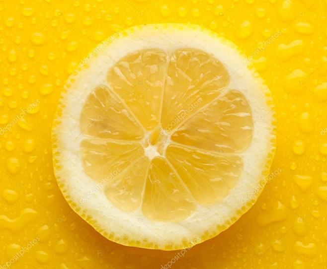 片柠檬黄色背景上滴