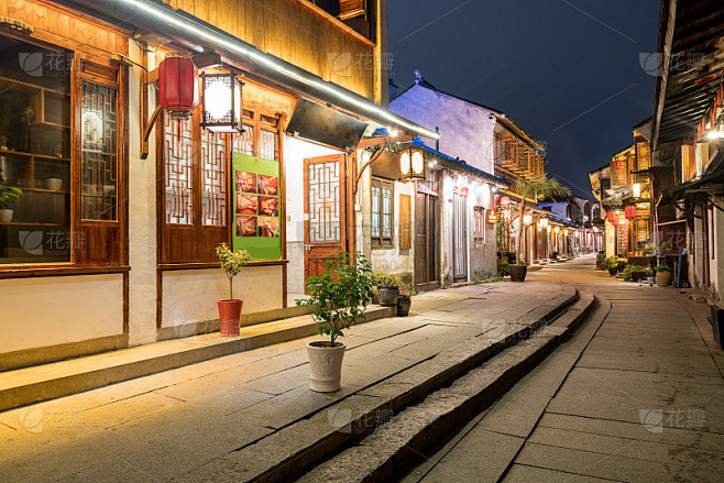晚上，中国苏州周庄古镇的街道素材-花瓣网