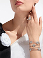 模特佩戴CAMÉLIA系列手镯与戒指，作品以K金打造，镶嵌钻石，可变换佩戴方式。