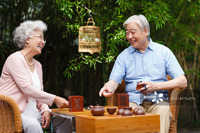 老年夫妇在院子里对弈