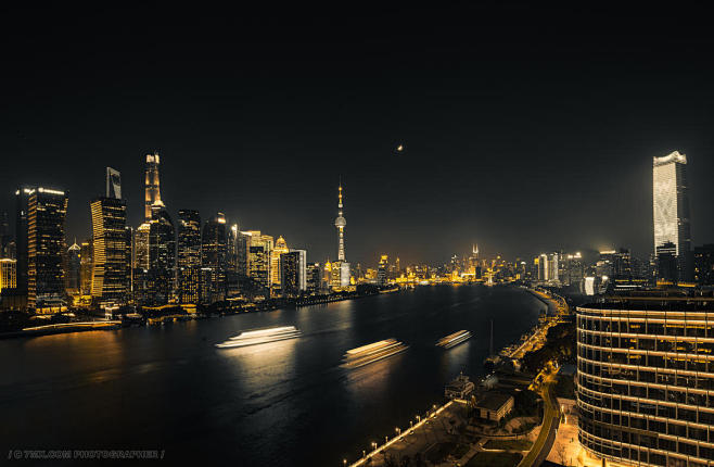 夜生活城市生活光亮江面高处航拍视角黑色背景机动车博览会上海滩纸醉