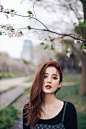 人比花娇！娜扎在樱花树下甜笑，风中回眸绝美。 ​​​​