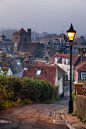 Lewes, UK(by Slawek)。雷威斯是位于英国英格兰东萨塞克斯郡的一座城市。雷威斯是东萨塞克斯郡的郡治，在历史上也曾是整个萨塞克斯郡的郡治。现在雷威斯是一座主要以观光业为主的小镇。 #城市# #国外# #街景#