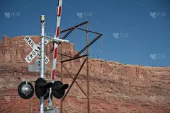 平视角,车站月台,道口标志,天空,水平画幅,无人,十字形,户外,十字路口,光