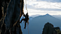 登山者挂在岩石上的绳子摄影图