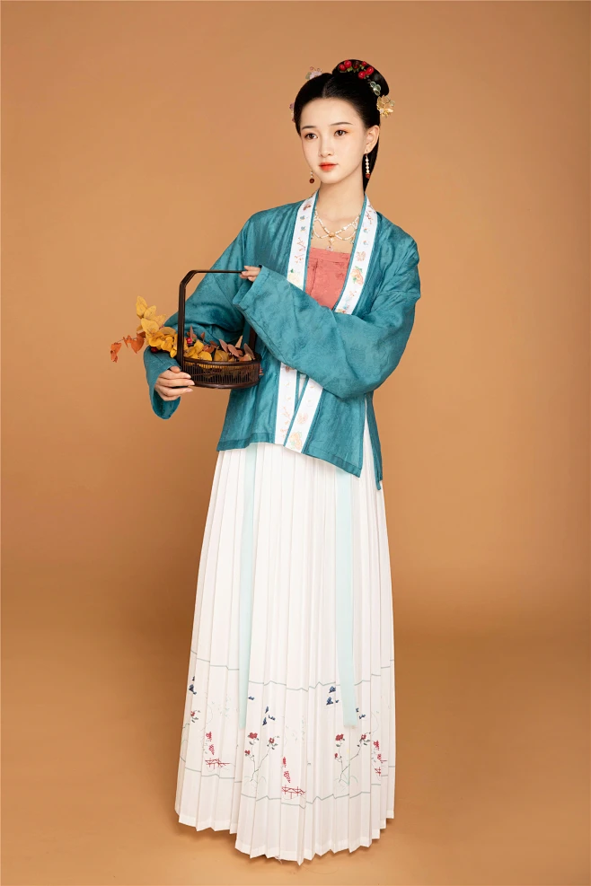 秋意阑珊 宋制对襟百迭绣花蝴蝶花果提花汉服女装原创【楠歌馆】-淘宝网-花瓣网