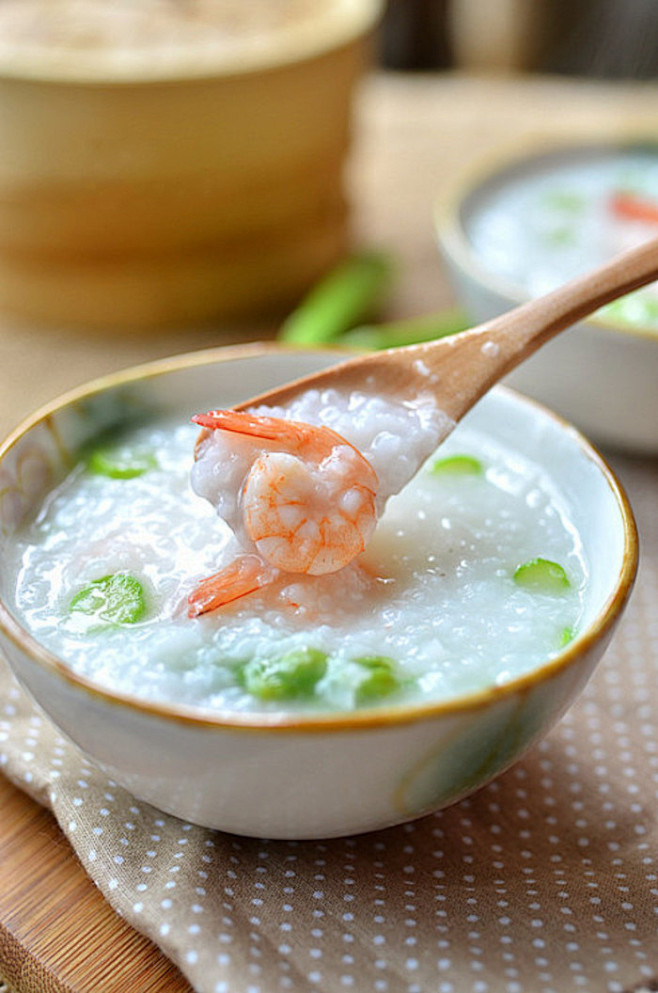 「鲜虾芦笋粥」
材料：大米1小碗，基尾虾...
