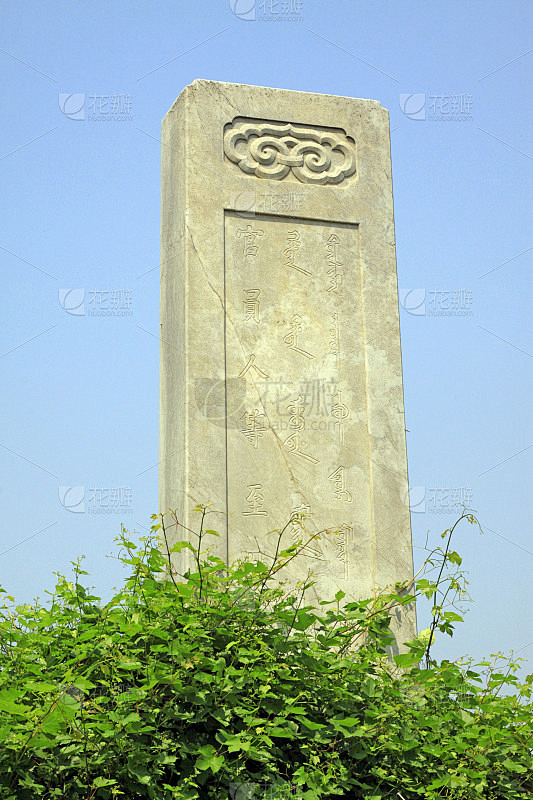 中国古代传统建筑风格的石碑，特写照片