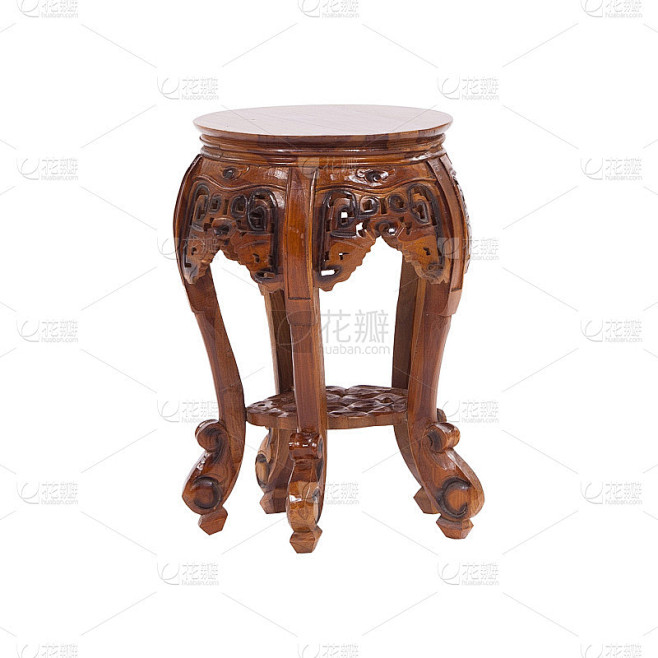 古老的古董木制圆桌与装饰品和抽屉孤立在白...