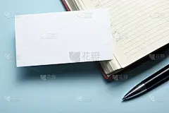 商务名片空白在办公桌上的记事本上。公司的文具