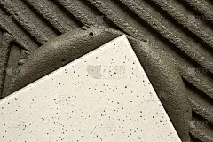 瓷砖和瓦工工具。地砖安装。家居装修、装修-瓷砖地坪胶粘剂、