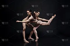 熟练的舞者在工作室一起表演