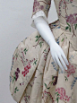 神猫罗尼休的照片 - 微相册一件淡雅简洁的英式女袍，后摆模仿波兰女袍卷起来了。其布料是手绘丝绸，很可能是从中国过去的外销产品。 ​​​​