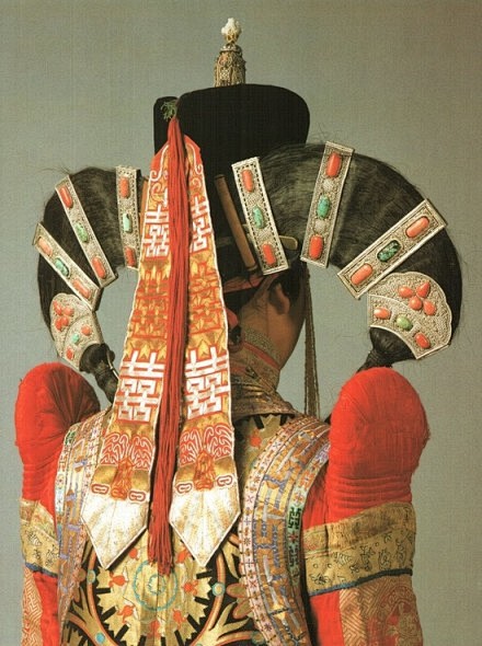 【蒙古喀尔喀女人的头饰】老照片中经常看到.