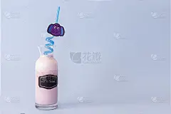 草莓牛奶/奶昔在罐子，回到学校覆盖，紫色大象，蓝色吸管，在蓝色的背景和书写空间