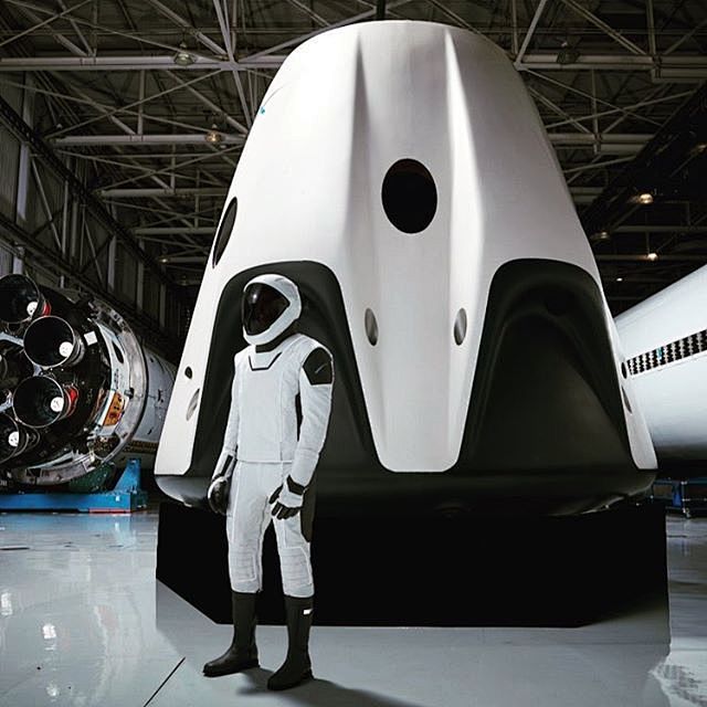 马斯克晒SpaceX太空服