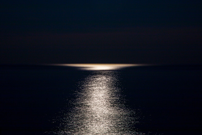 Moon Over Atlantic :...