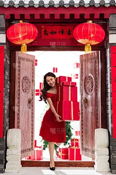 拿着年轻女性的礼品盒
