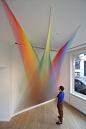[丝线的艺术Ⅱ] 美国艺术家Gabriel Dawe用彩色丝线做成了彩虹装置，将变幻不定的自然景观移植到了室内空间，定格在最美妙的时刻。