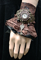 蒸汽朋克哥特式手表荷叶边Lacer和掐丝袖口手镯哥特式维多利亚风格的珠宝手表经典雕刻镂空。 30.00美元，通过Etsy的。